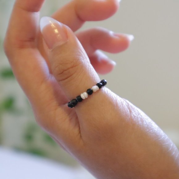 beaded ring in minimal black crystal stone beads and genuine seed pearls - Picture 7 of 11
